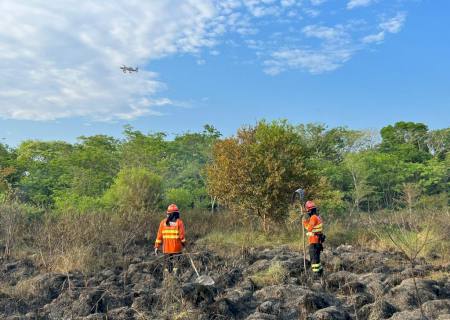 Com aeronaves e equipes em solo, bombeiros de MS atuam para controlar incêndio no Pantanal